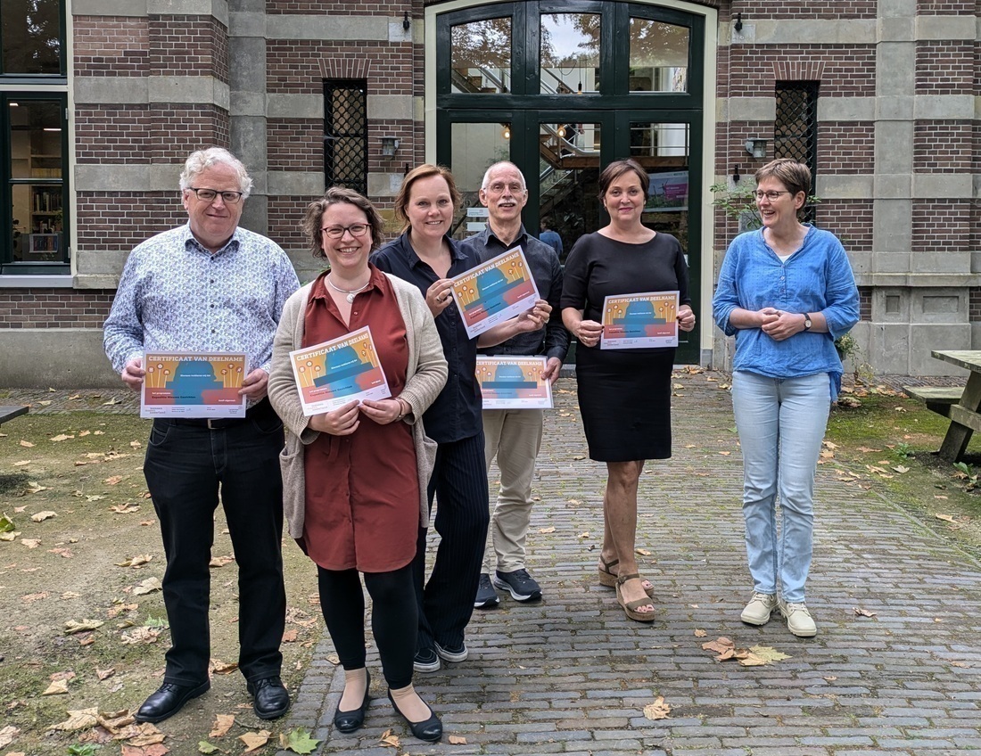 Deelnemers tonen hun certificaat