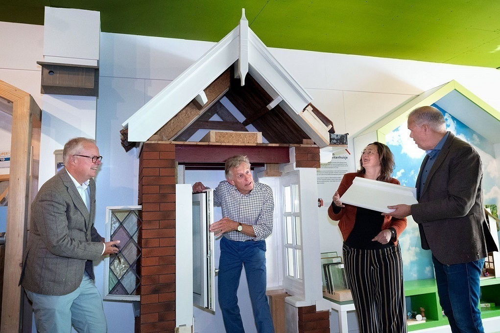 Duurzaam Monumentenhuisje in Regionaal Energiecentrum: een demonstratiemodel met een aantal veel voorkomende maatregelen voor het verduurzamen van oude huizen. Op de foto (september 2024): wethouder erfgoed Walter van Dijk, voorzitter Stichting Energie Zeist Marius Keij, Marina Laméris, wethouder duurzaamheid Wouter Catsburg. Fotograaf: Jeanette Schols.